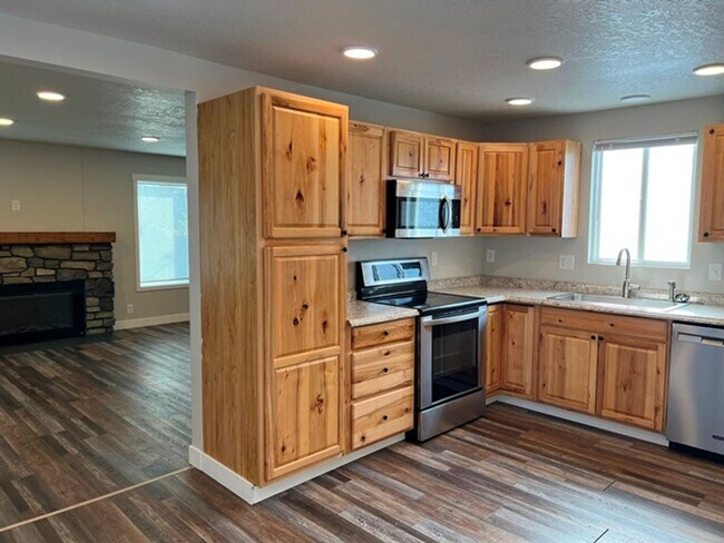 Building Photo - 3Bd/2Ba Two Story House - Available Now!