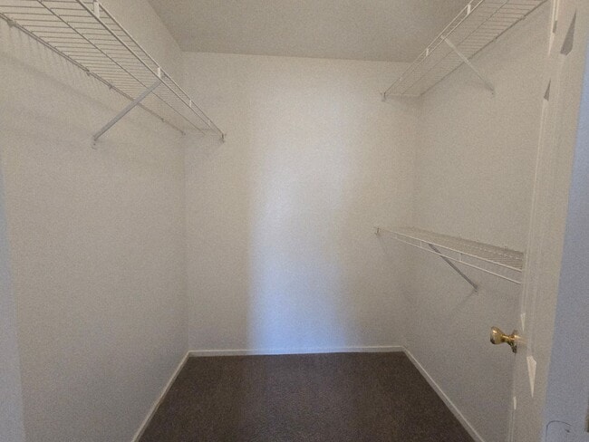 Building Photo - 2 BEDROOM TOWNHOUSE WITH 1 CAR GARAGE..HURRY, WON'T LAST!