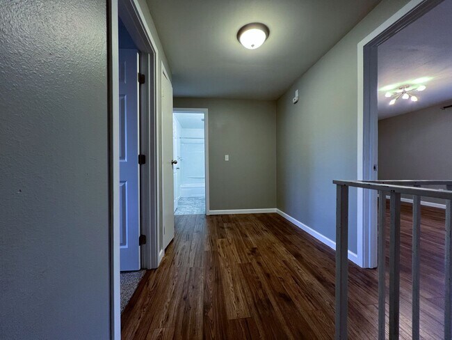 Building Photo - 3 Bedroom 2.5 Bath in Desirable Renton Fairwood Greens