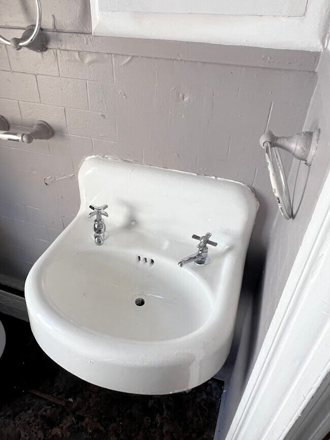 Building Photo - 1620 Perkiomen Ave