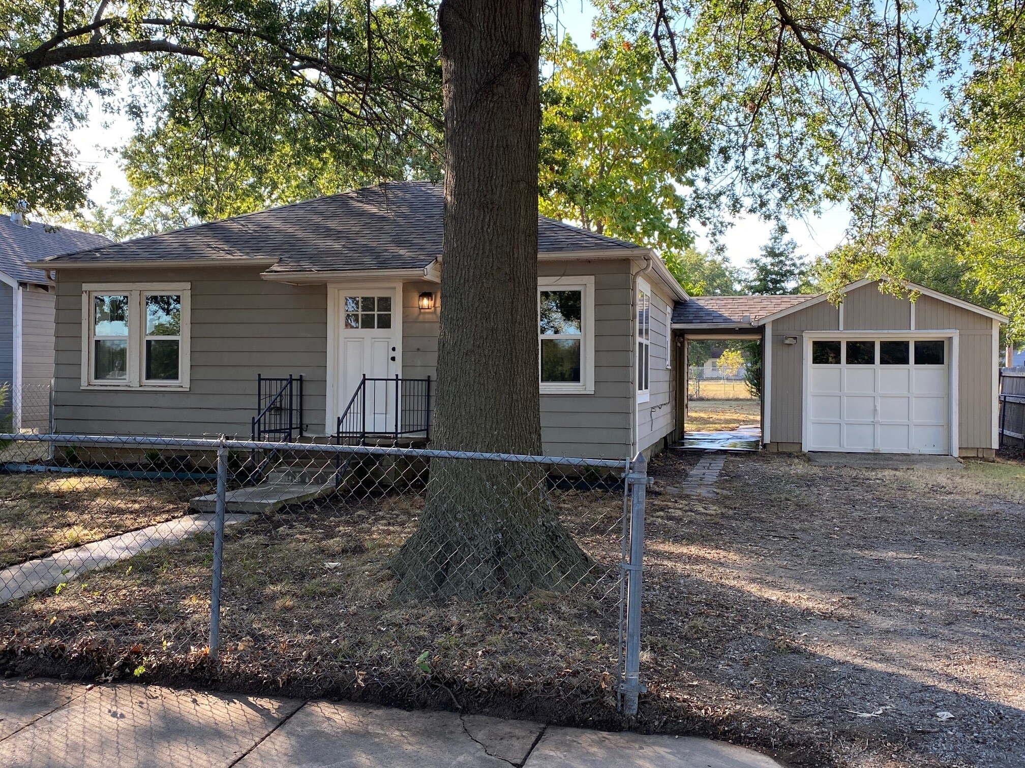 Building Photo - 923 Olive St.