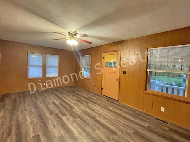 Building Photo - Charming Bungalow-Style Home Available Now