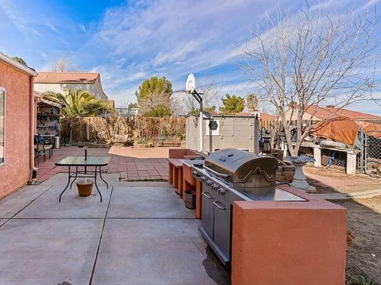 BBQ area - 38238 La Loma Ave