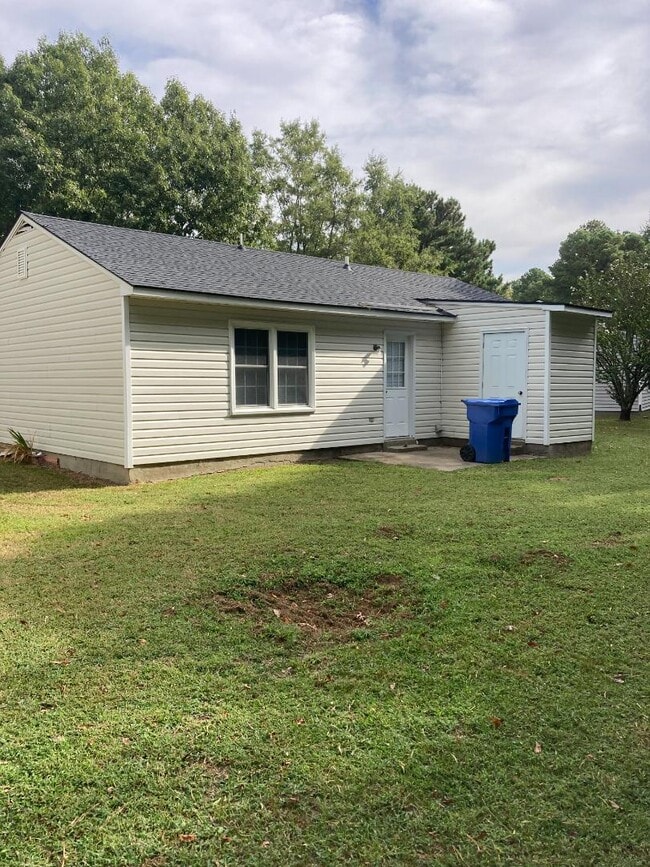 Building Photo - 1812 E Trail Dr SE