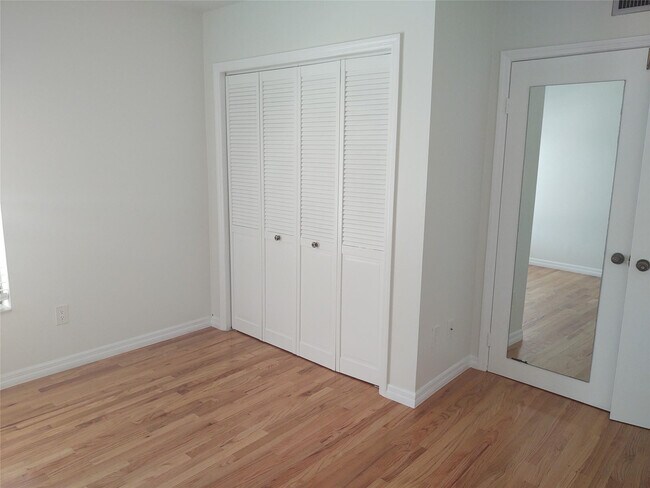 Building Photo - 301 Club Cir