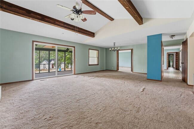 Building Photo - 315 E Fairway Ln