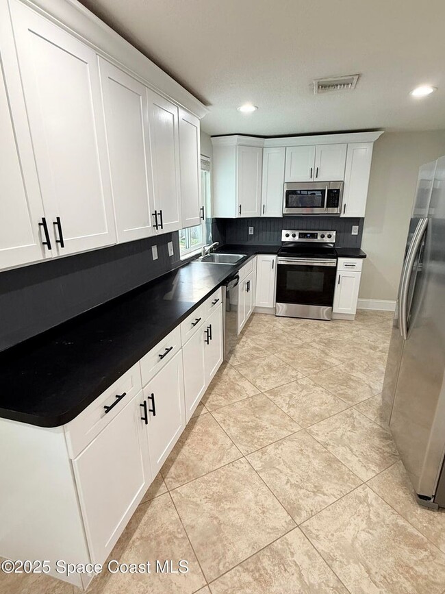 Building Photo - 320 Duet Ave