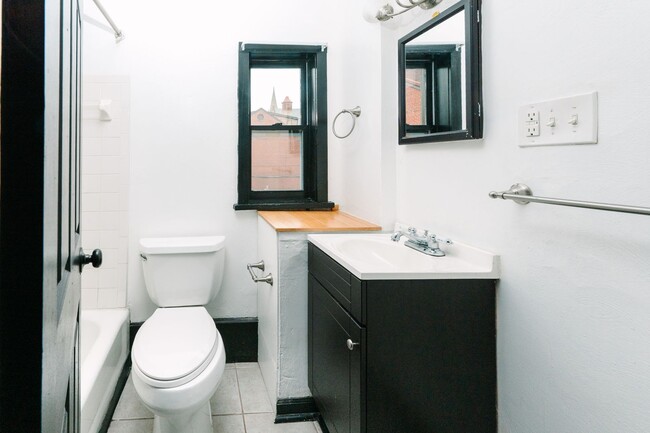 Building Photo - 922 Western Ave