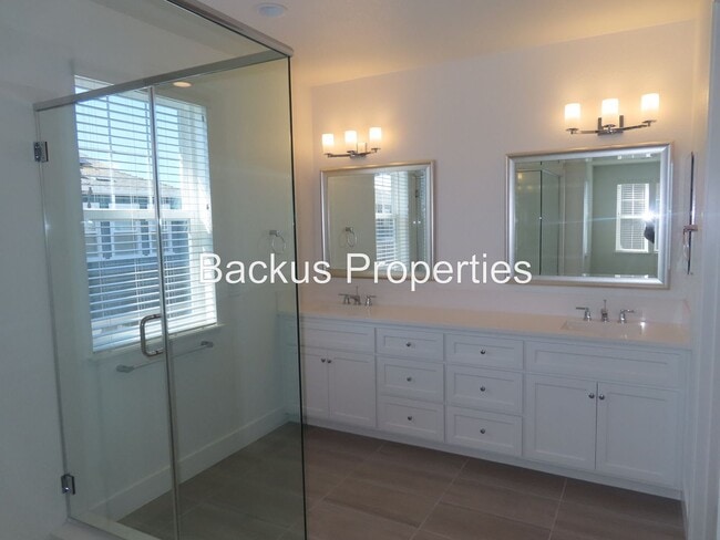 Building Photo - Newer home in Dunes Community