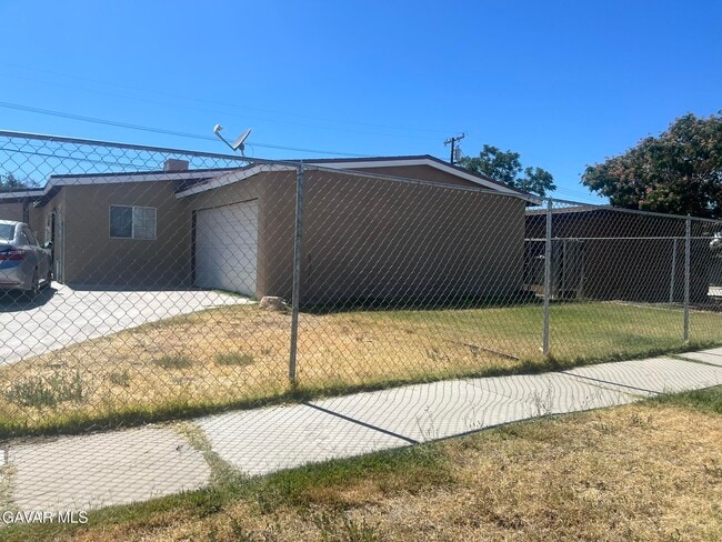 Primary Photo - 45519 Cedar Ave