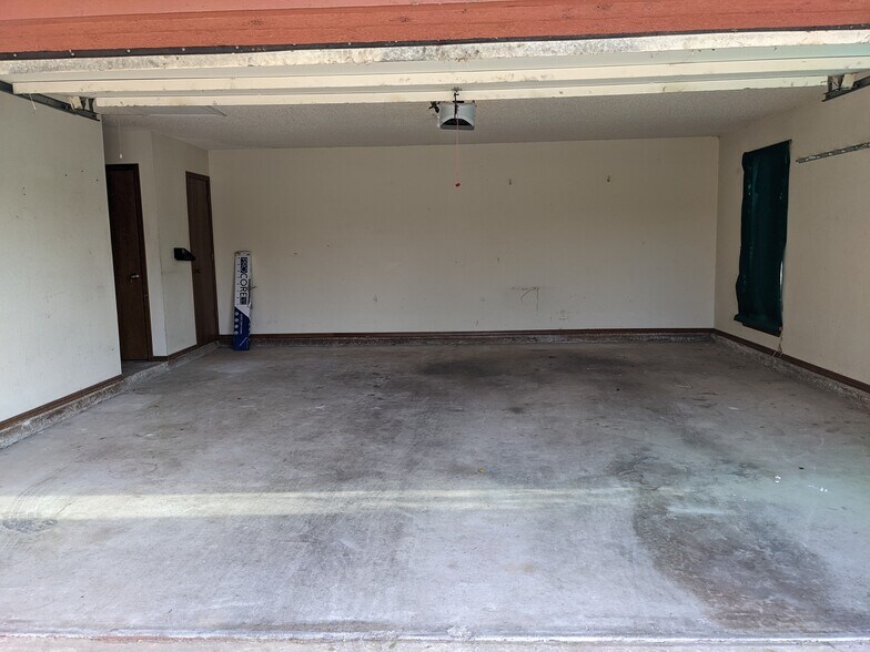 2 Car garage - 1618 Julie Plz