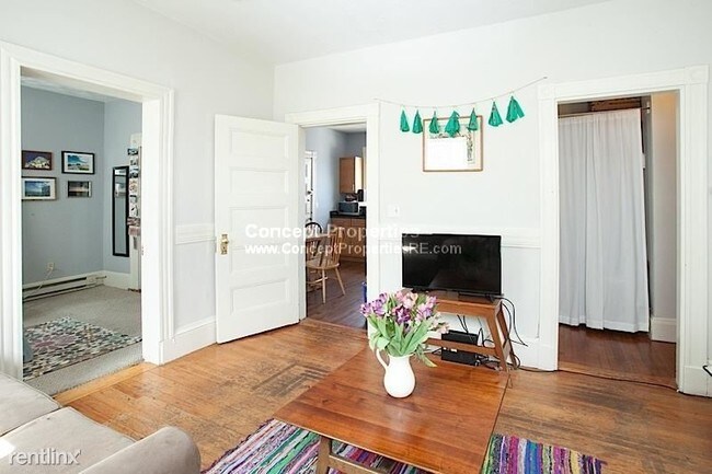 Building Photo - 4 br, 1 bath  - 3 Kinnaird St # 3A