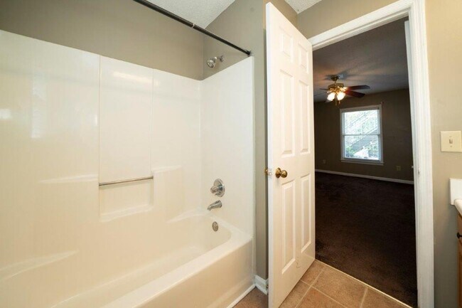 Building Photo - 211 W Longleaf Dr