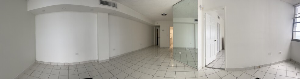 Building Photo - 905 Brickell Bay Dr