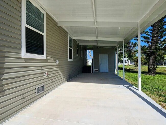 Building Photo - 513 Eland Dr