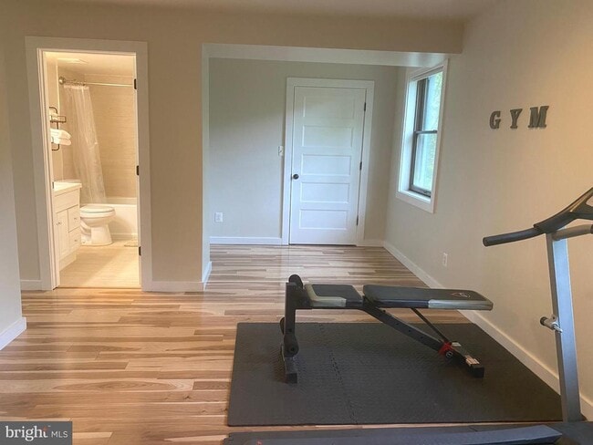 Building Photo - 3550 Bay View Dr