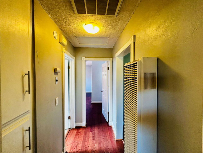 Building Photo - Spacious 2 bd, 2 ba with attached finished garage