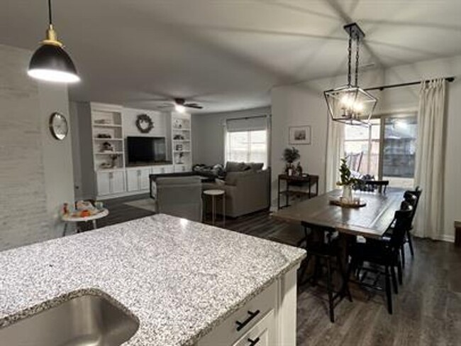 Building Photo - Beautiful 4-Bedroom Home with Office, Bonu...