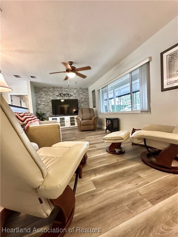 Building Photo - 3350 Lakeview Dr