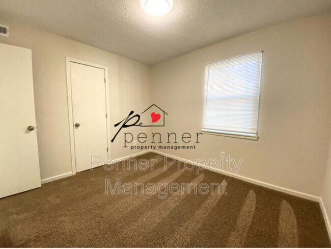 Building Photo - 1032 NE Lindsay Ave