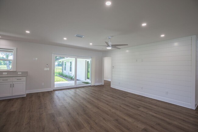 Building Photo - 51 Fairway Ln