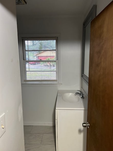 Building Photo - 2076 S Grandview Ave