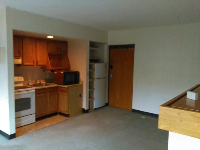 1 Bedroom Kitchen Front - 112 US Oval