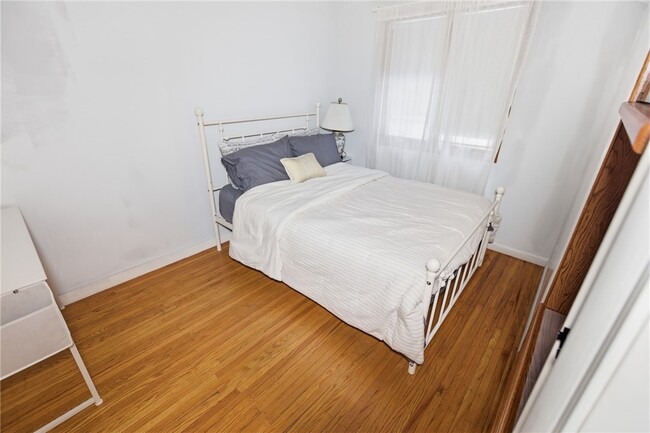 Building Photo - 266 Willowcrest Dr