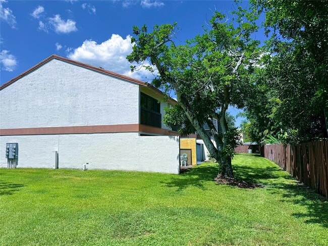 Building Photo - 7115 SW 42nd Ct