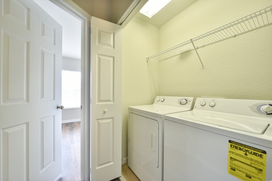 Building Photo - 4490 SW 49th Ave
