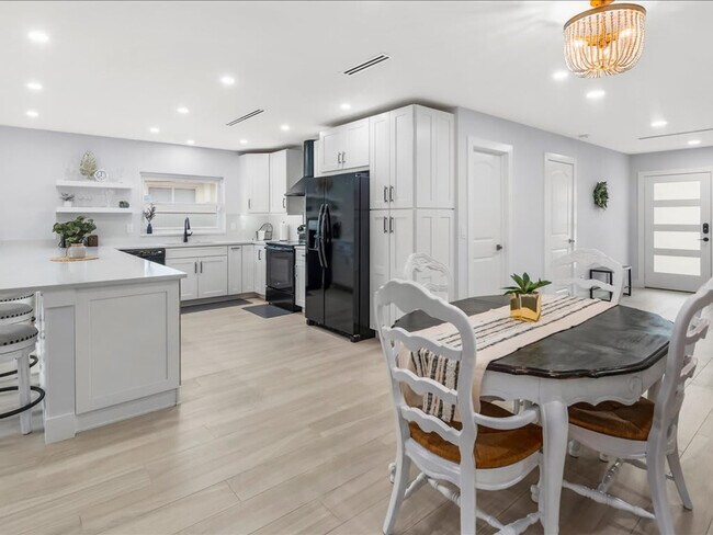 Building Photo - 692 106th Ave N