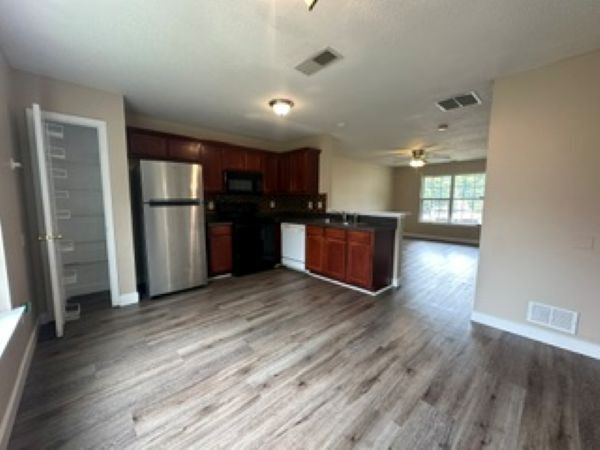 Kitchen - 500 Jaclyn Cir