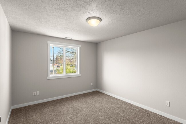 Building Photo - 5649 SE 83rd Ave