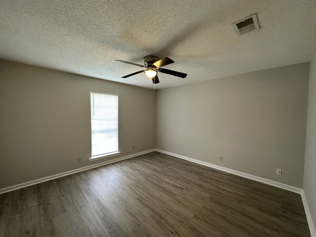 Building Photo - 3 Bedroom 1 bath