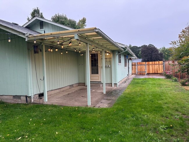 Building Photo - Beautiful 3 bedroom 2 bathroom house in a ...