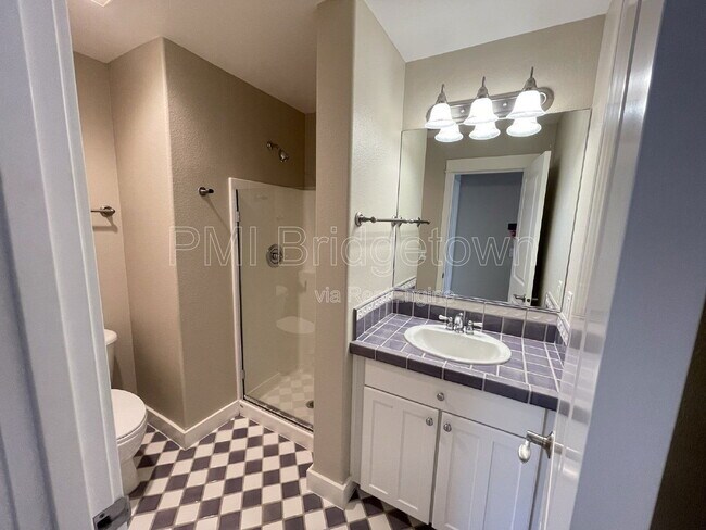 Building Photo - 10235 NW Edgewood Dr