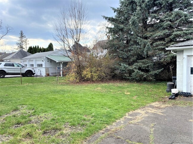 Building Photo - 105 Helen St