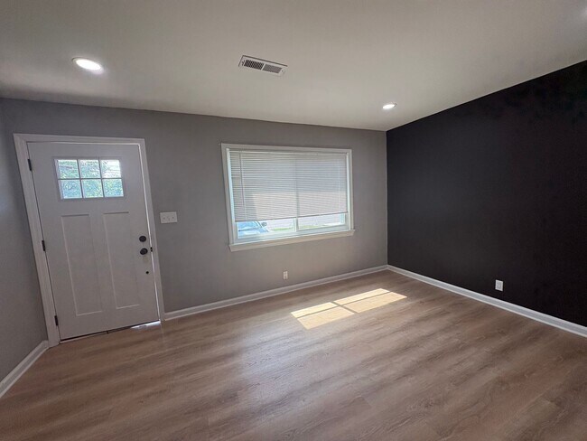 Building Photo - 123 Sequoia Dr