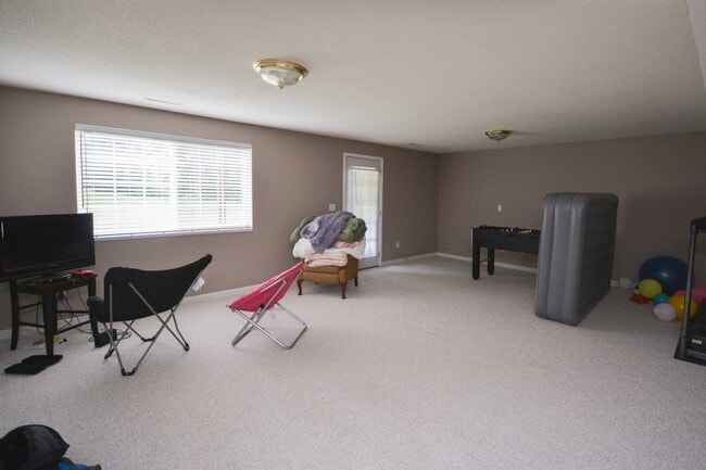 Building Photo - Private End-Unit Townhome with Walkout Basement