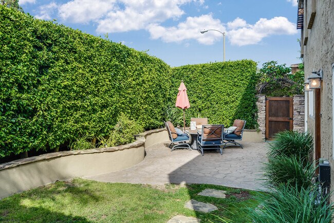 Building Photo - 2006 Manhattan Beach Blvd