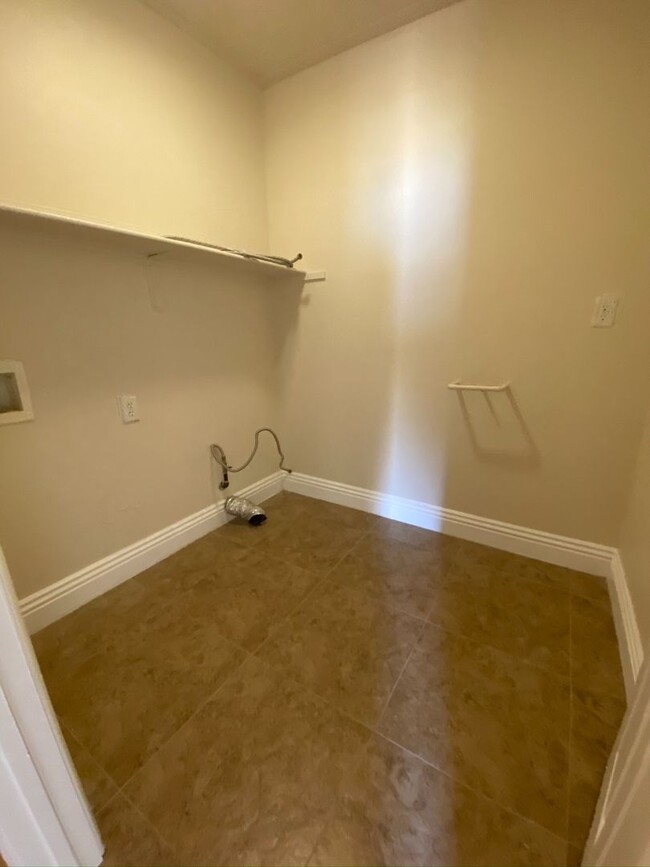 Building Photo - FABULOUS 4TH FLOOR CONDO IN GATED COMMUNIT...