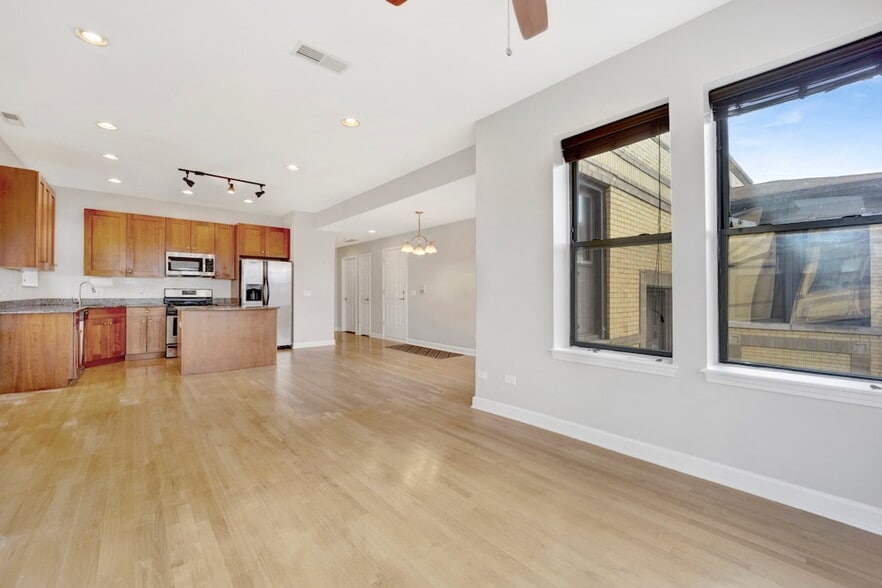 Building Photo - 4817 N Kimball Ave