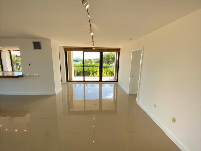 Building Photo - 801 N Venetian Dr