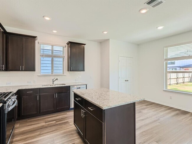 Building Photo - 1608 Holly Lk Dr