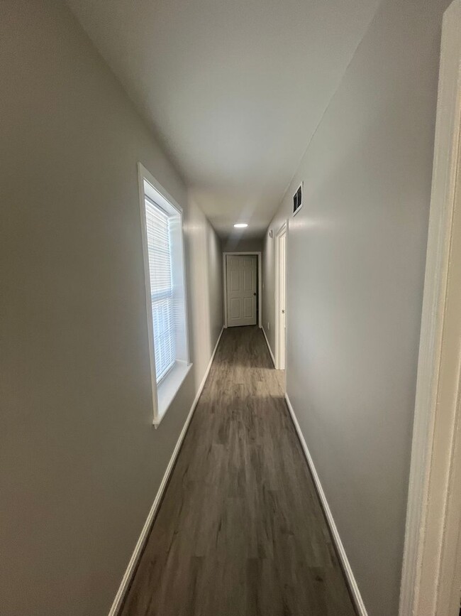 Building Photo - Gorgeous Fully Renovated 4 br/2 bath!
