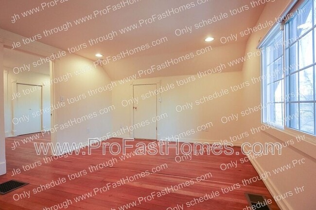 Building Photo - 3232 N Michigan Ave