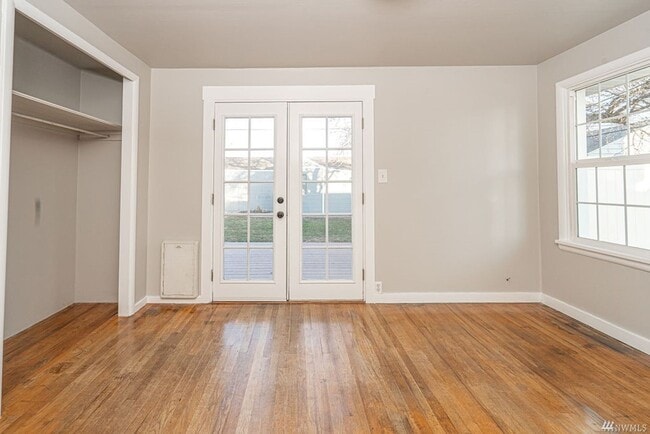 Building Photo - Updated Home W/ Detached Garage