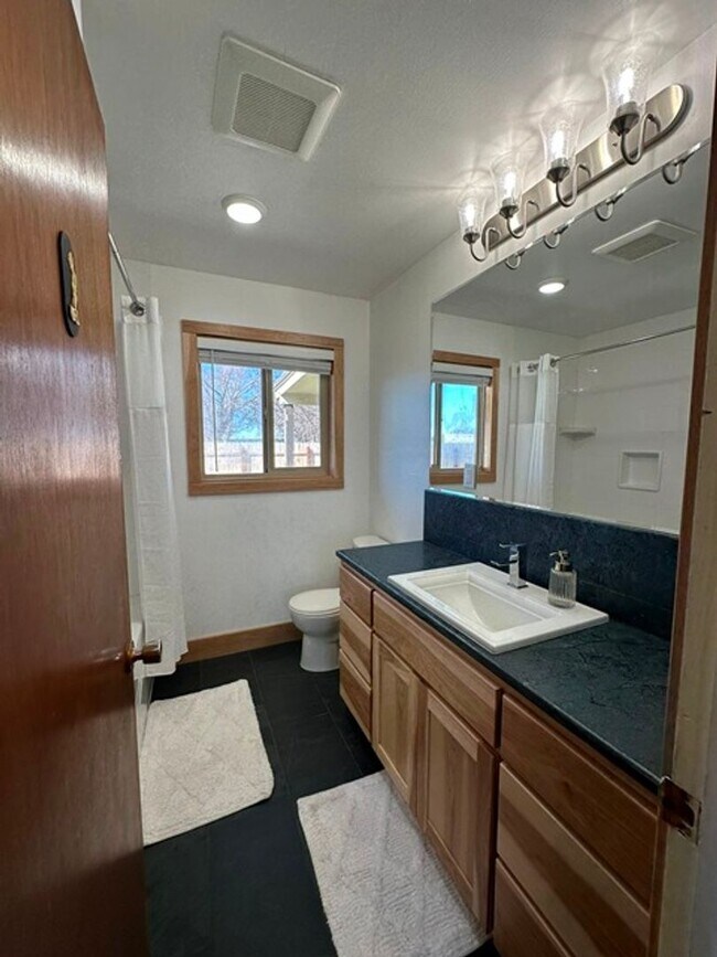 Building Photo - Updated home in Henley School District