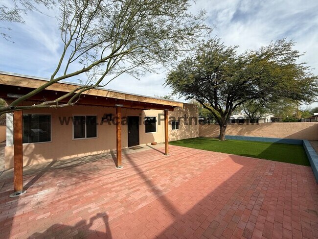 Building Photo - Spacious Four Bedroom Home