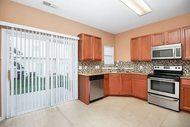 Building Photo - End Unit 3BD/2.5BA Townhome in Mill Creek!